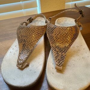 Women's Vionic Tan Sandals women’s sized 6